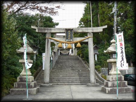 伏木神社境内正面に設けられた石鳥居と石燈篭