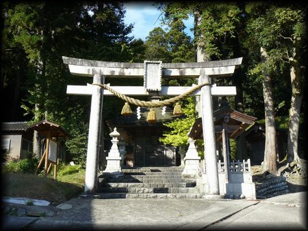 道神社参道に設けられた石鳥居と石燈篭