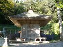道神社境内から見た拝殿正面と銅製神馬