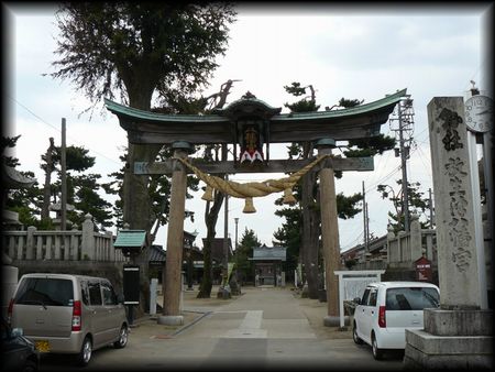 放生津八幡宮境内正面に設けられた木製大鳥居と石造社号標