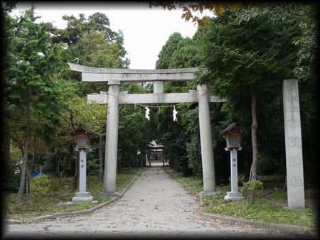 加茂神社境内正面に設けられた石鳥居と石造社号標
