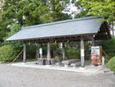 高瀬神社境内に設けられた手水舎とベンチ