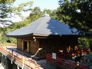 大岩山日石寺観音堂とコンクリート造のデッキと回廊