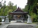 二上射水神社石段から見上げた拝殿と石造狛犬