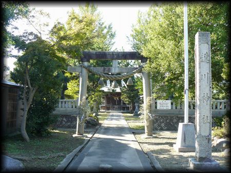 速川神社境内正面に設けられた石鳥居と石造社号標