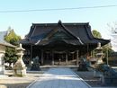 関野神社参道石畳から見た拝殿正面と銅製狛犬