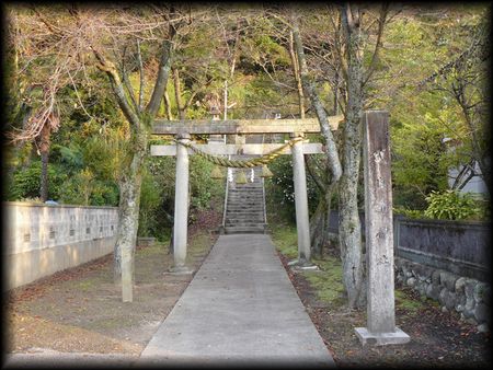 式内道神社参道に設けられた石鳥居と石造社号標