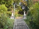 式内道神社参道石段沿いに設けらた石燈篭