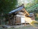 式内道神社社殿全景右斜め前方から写した写真