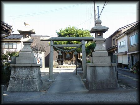 五福町神明社境内正面に設けられた２基の石燈籠と鳥居