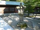 前田利長と縁がある射水神社境内に設けられた石燈篭
