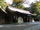 雄山神社拝殿左斜め前方と燈篭