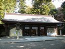 雄山神社拝殿正面と参道石畳と境内の砂利