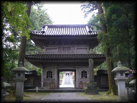 千光寺境内正面に設けられた山門（二重楼門）と石燈篭