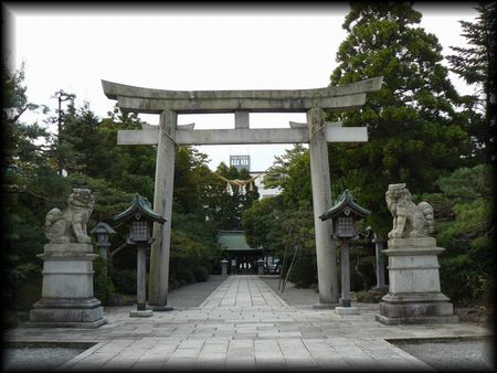 日枝神社境内正面に設けられた石鳥居と石造狛犬