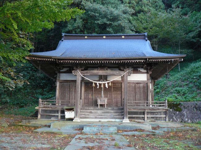 延喜式内社の論社である熊野神社の拝殿