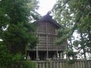 鵜坂神社本殿覆い屋側面と玉垣