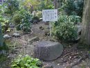 鵜坂神社参道沿いにある「疣石」