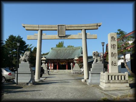 魚津神社境内正面に設けられた大鳥居と石造社号標