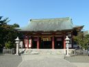 魚津神社参道から見た拝殿と石燈篭