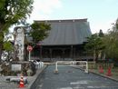 前田利幹と縁がある聞名寺参道から見た本堂と寺号標