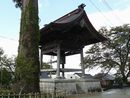 前田利幹と縁がある聞名寺鐘楼と梵鐘、その前に生える樹齢５００年の杉